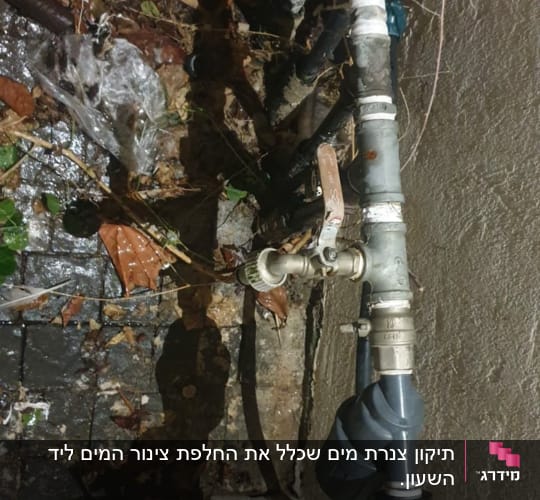 צינור מים עם ברזים וחיבורים שונים